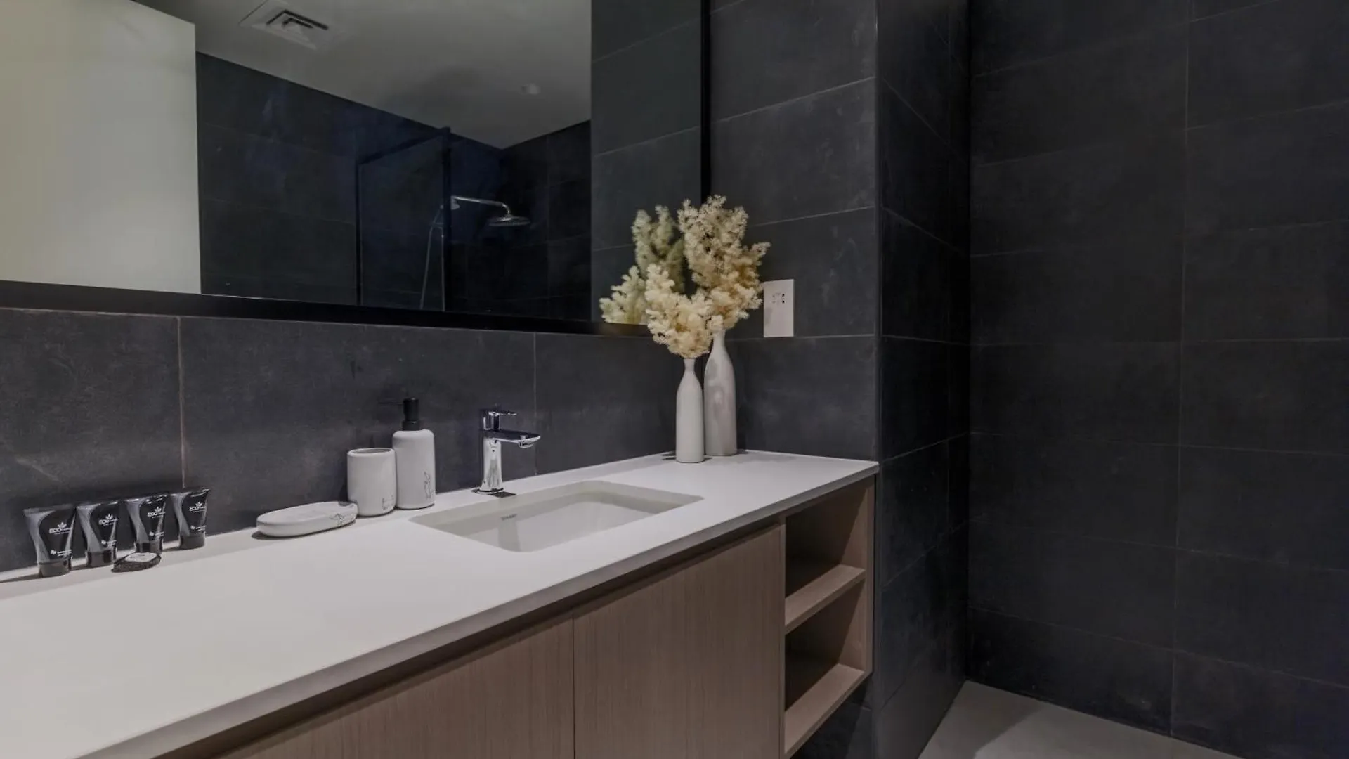 Sahab - Stunning 1Br With Terrace At The Bolivard Sharjah 0*,